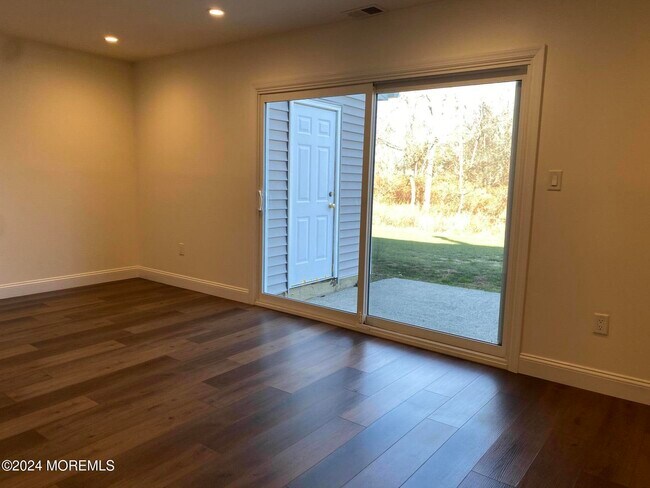 Foto del edificio - 66 Holly Dr