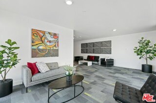 Foto del edificio - 325 N 1st St