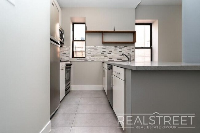 Foto del edificio - Renovated 3 BED in North Crown Heights