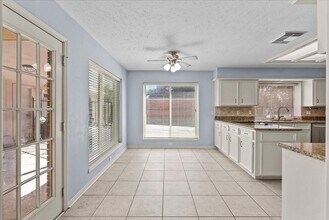 Building Photo - 2422 Fairwind Dr