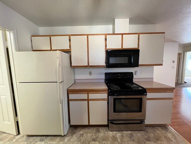 Foto del edificio - Three Bedroom House on Bend's West Side with RV Parking