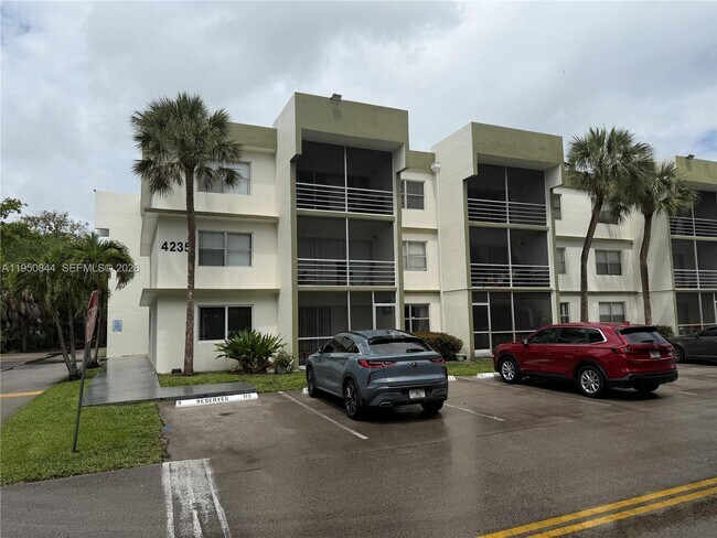 Foto del edificio - 4235 N University Dr