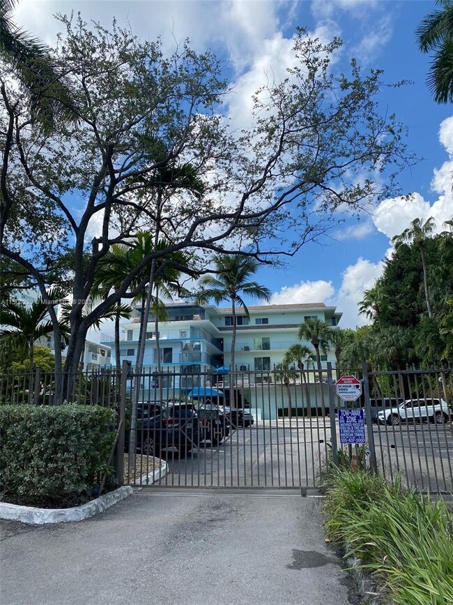 Building Photo - 2539 S Bayshore Dr
