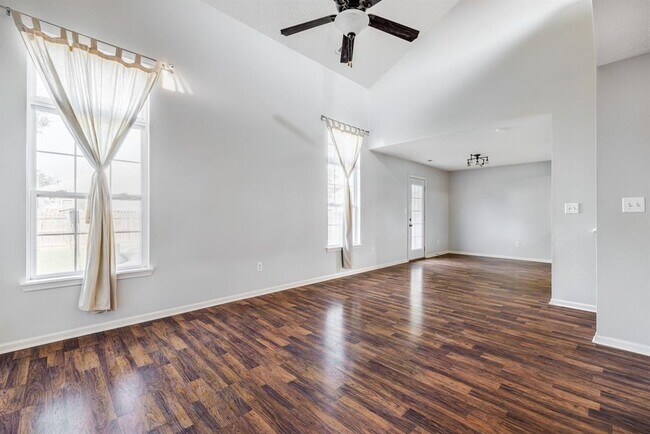 Building Photo - 15439 Ten Point Dr