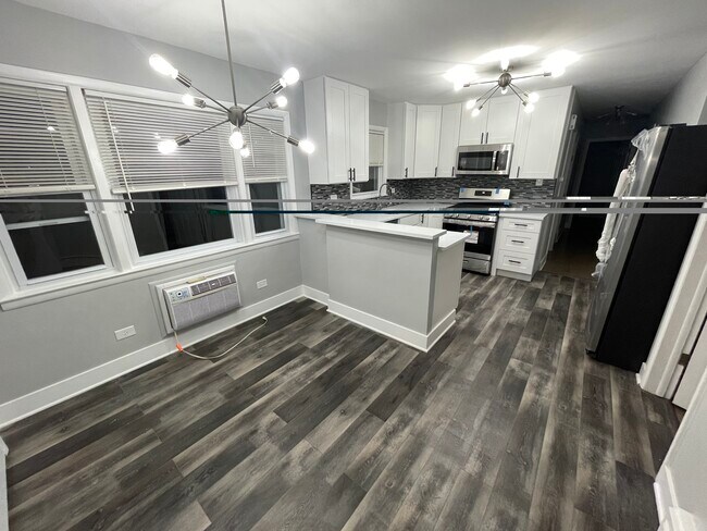 Foto del edificio - 6825 W Leland Ave