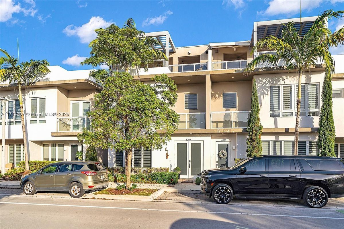 Foto principal - 6309 NW 104th Ct