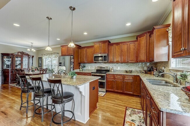 Building Photo - 6040 Sanmar Dr