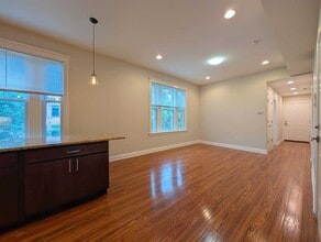Building Photo - 2048 W Evergreen Ave
