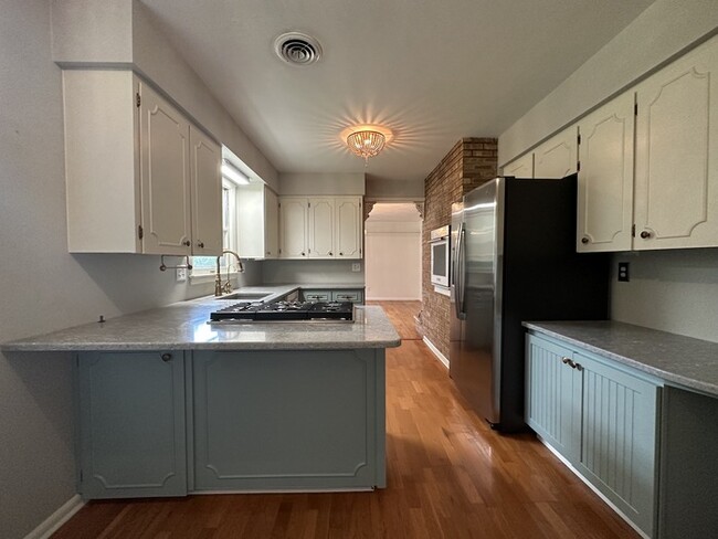Building Photo - Large, ranch home for rent! 3BR / 1.5 Ba! ...