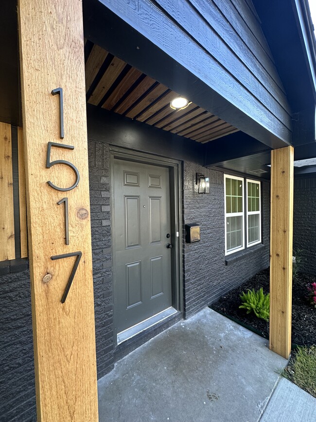 Building Photo - 1517 Bonham Dr