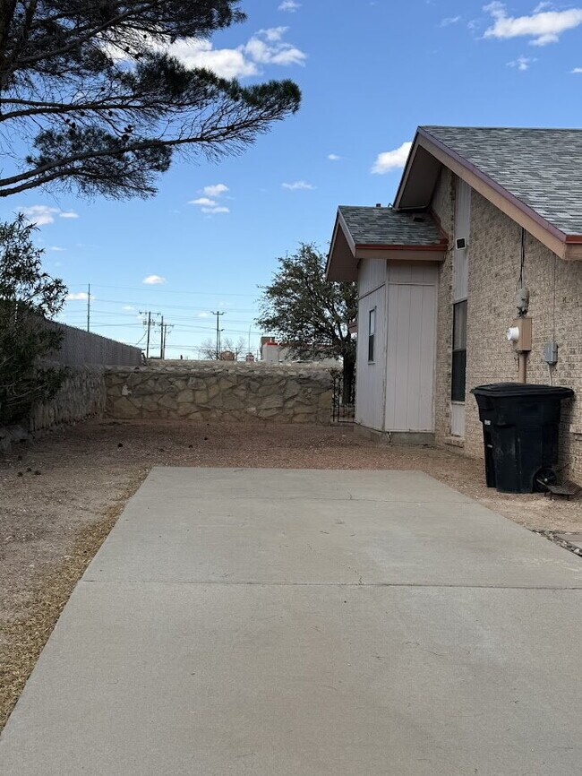 Foto del edificio - 15327 Woodhill Ct