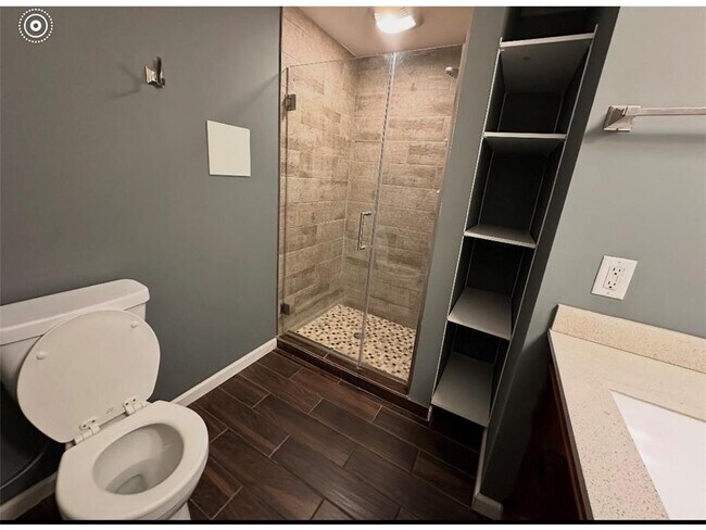 Foto del edificio - 1657 Helena Rd N