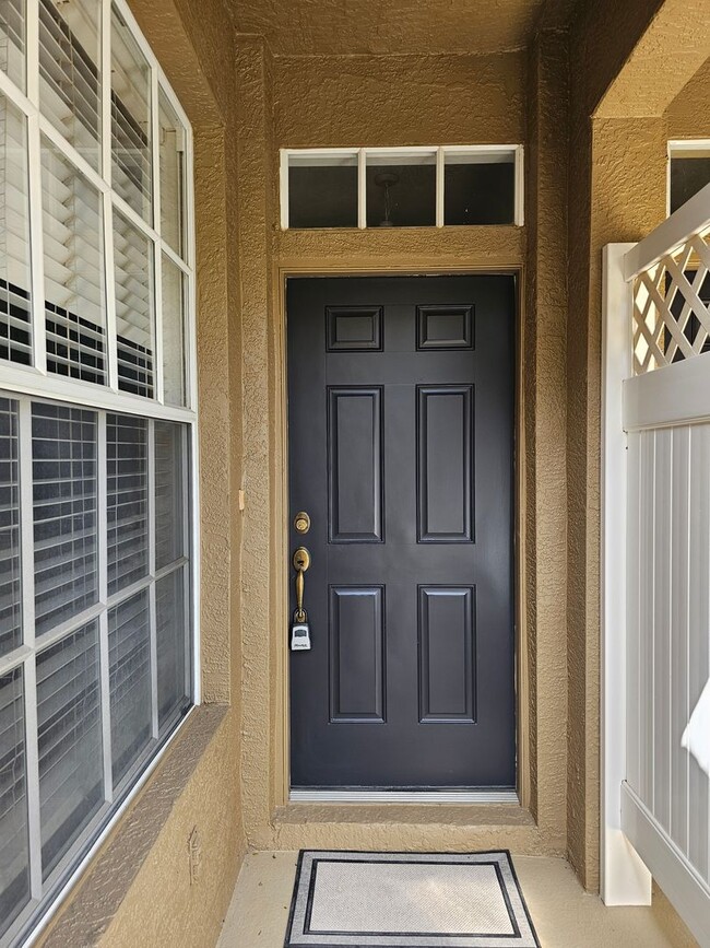 Building Photo - 2 Bedroom, 1.5 bath townhome in gated comm...