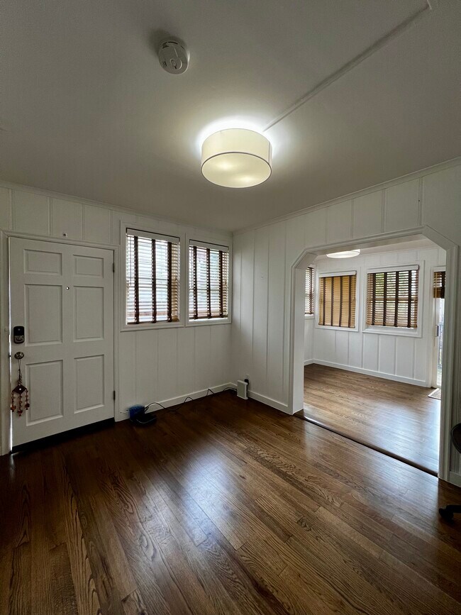 Building Photo - 2147A Bay St