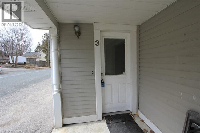 Building Photo - 1343 King St N