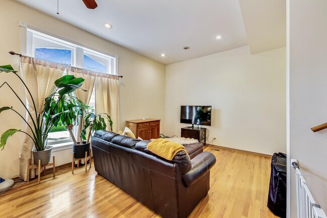 Foto del edificio - 733 N Hoyne Ave