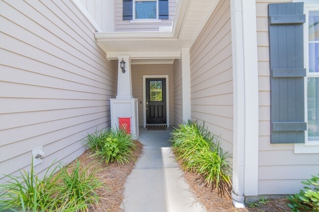 Building Photo - Coming Available! 3 Bedroom, 2.5 Bath Townhome!