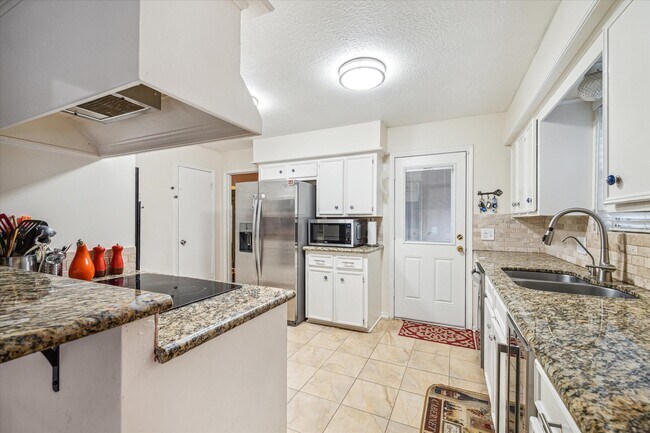 Foto del edificio - 910 Coachlight Dr