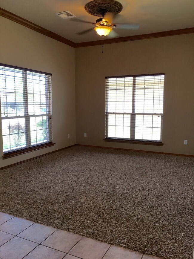 Building Photo - Spacious Home in Moore School District!