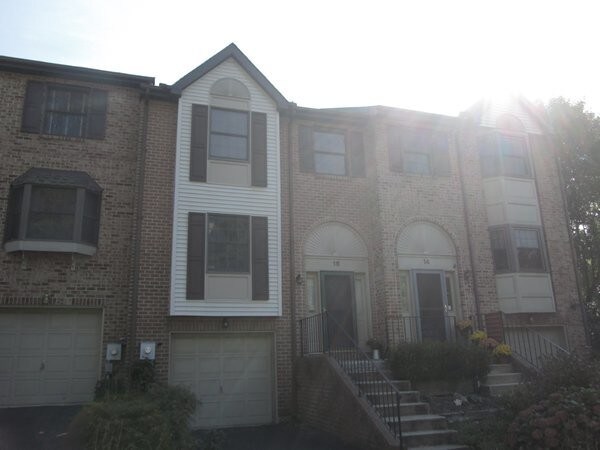 Primary Photo - Lovely 2 bedroom, 2.5 bath townhome