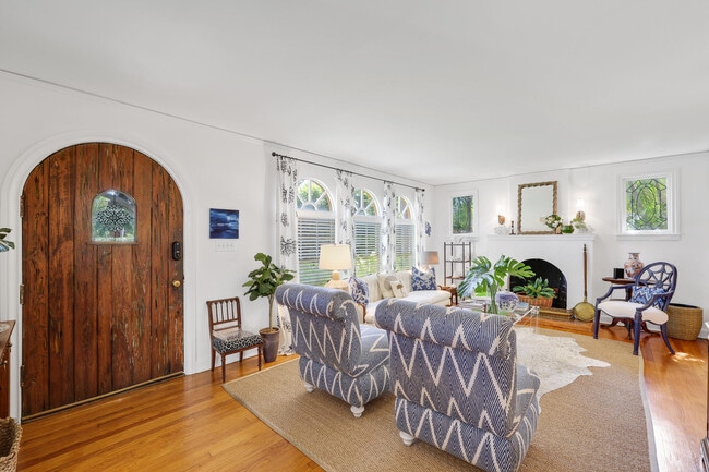 Building Photo - 325 Greymon Dr