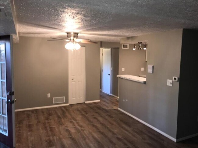 Building Photo - 956 Woodhollow Dr