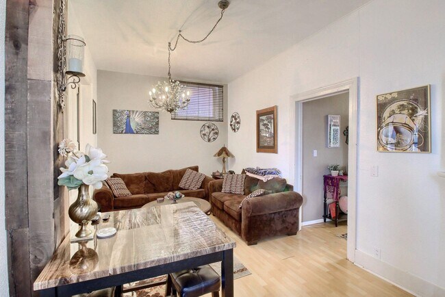 Foto del edificio - Charming 2 bed 1 bath W/D in unit, free parking, renovated kitchen, fenced backyard, in a walkabl...