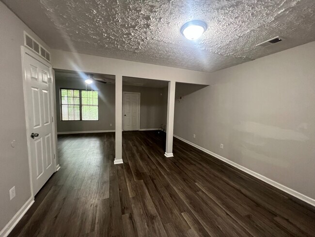 Foto del edificio - Room in Townhome on Waldrop Ln