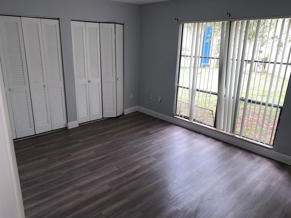 Building Photo - Location is key! 876 SF Unit- 2 bd/ 1 ba n...