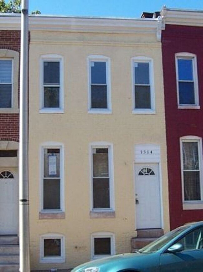 Building Photo - Three Bed Two Bath Central AC Washer/Dryer...
