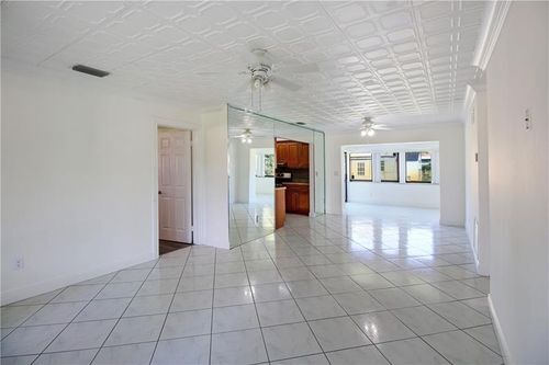 Foto del edificio - 610 SW 51st Ave