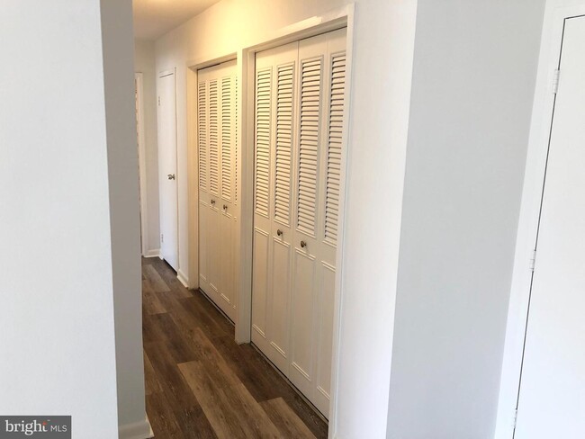 Foto del edificio - 4390 Lorcom Ln