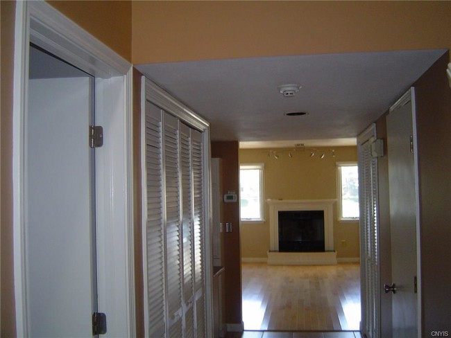 Building Photo - 348 Summerhaven Dr N