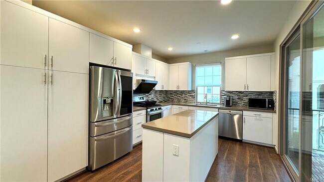 Building Photo - 136 Briarberry, Irvine, CA 92618 - 3 BR 4 ...