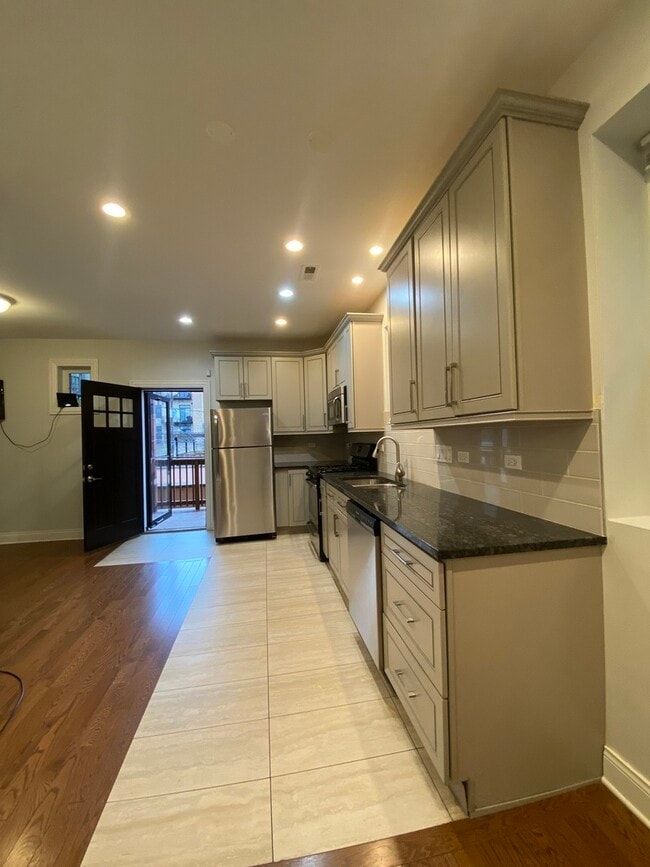 Foto del edificio - 1111 N Ashland Ave