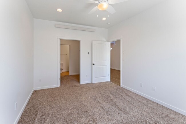 Building Photo - $500 Move In Credit - 3 Bed 2.5 Bath - Mod...
