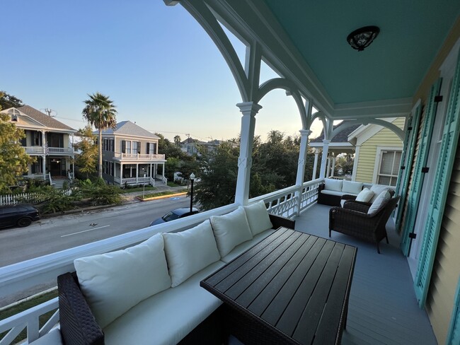 Amazing upper balcony for dining - 1616 Post Office St