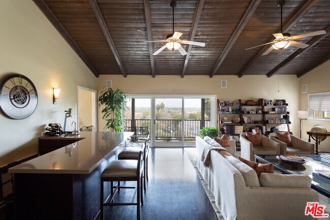 Foto del edificio - 13902 Valley Vista Blvd