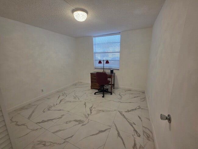 Building Photo - 8 Willowbrook Ln