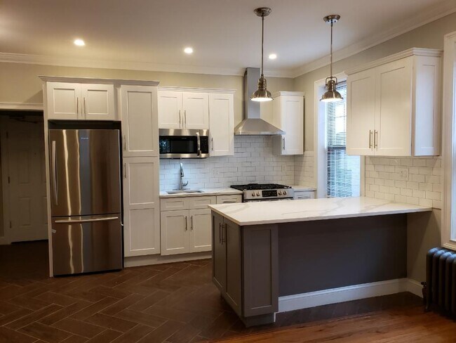 KITCHEN/STAINLESS APPLIANCES - 2150 Chatterton Ave