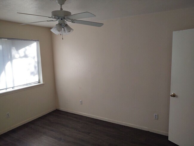 Foto del edificio - 1000 Columbia Ave