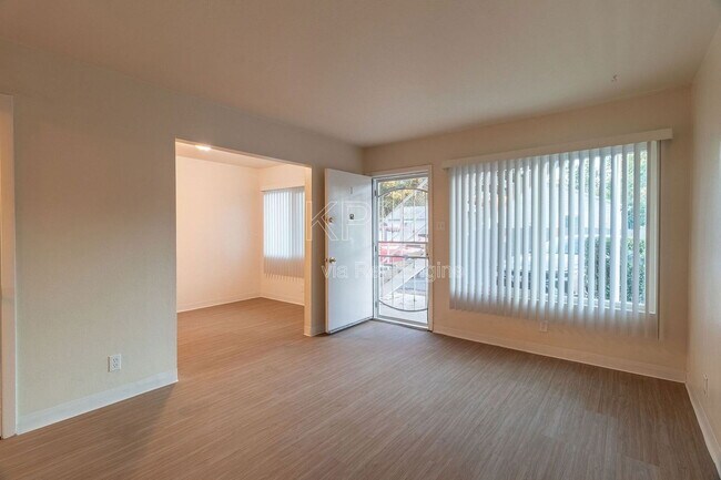 Building Photo - 3814 N California St