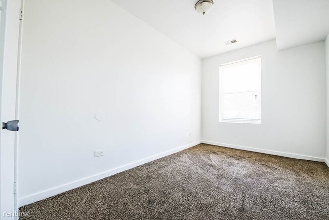 Building Photo - 1 br, 1 bath  - 7055 S Saint Lawrence Ave