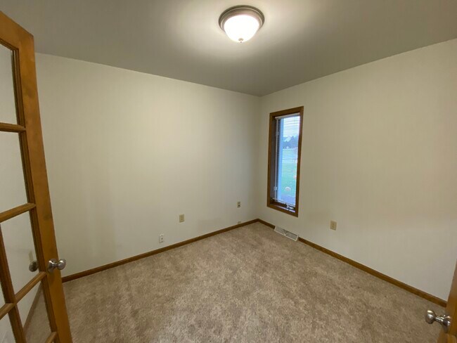 Den - W196N11294 Shadow Wood Ln