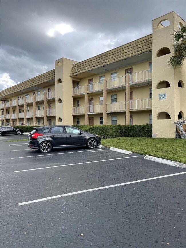 Foto del edificio - 8285 Sunrise Lakes Blvd