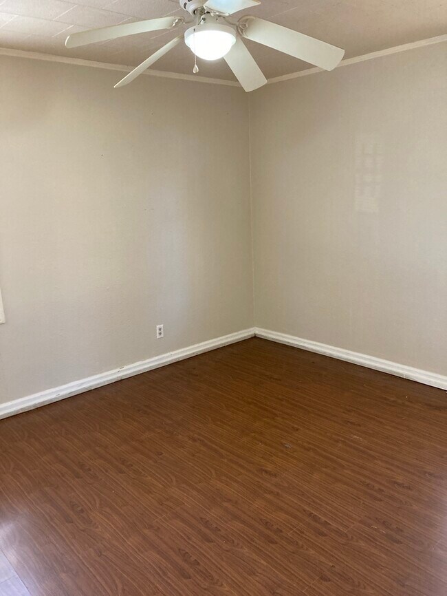 Building Photo - Clean and cute 2 bedroom in Sunset Acres