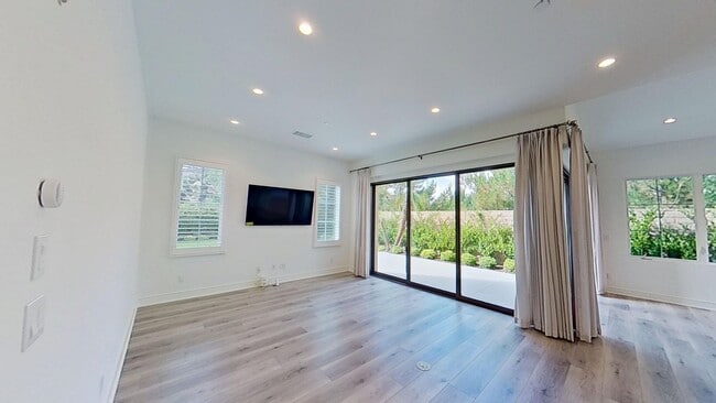 Building Photo - 147 Winnett