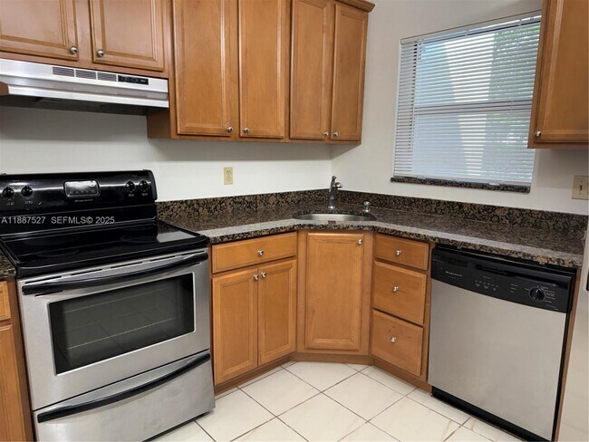 Building Photo - 2902 Carambola Cir N