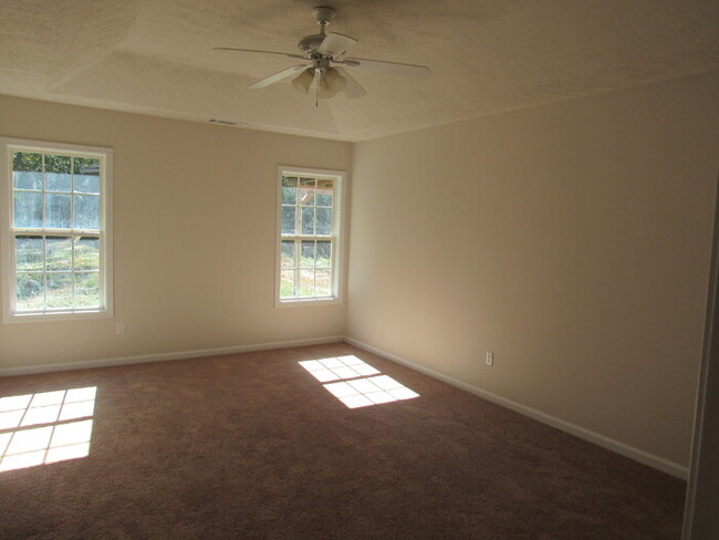 Building Photo - 3 Bedroom Ranch home - 1/2 acre lot!!