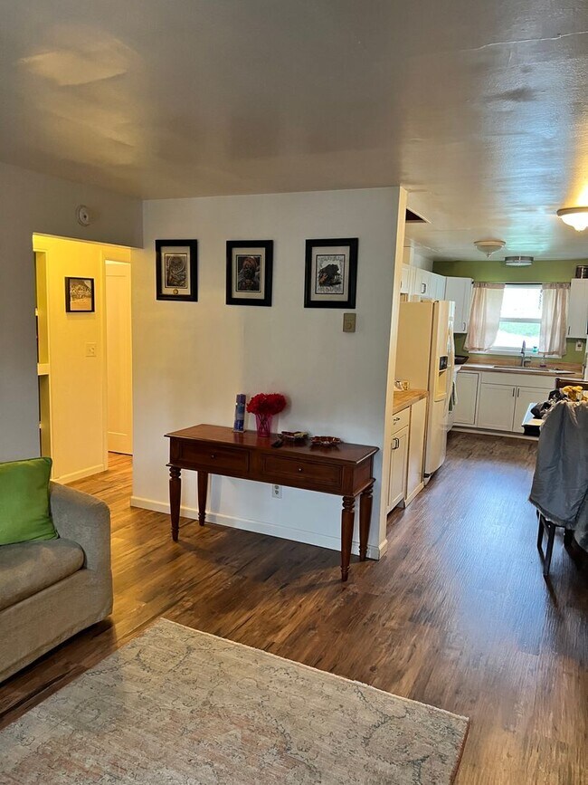 Foto del edificio - Unique 2bdr 1bth with off street parking a...